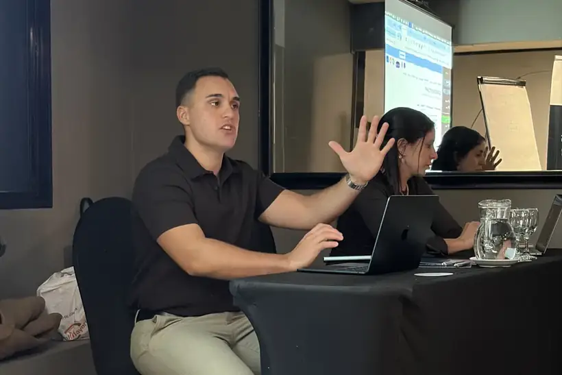 Un integrante del equipo explicando frente a una notebook durante el bootcamp.