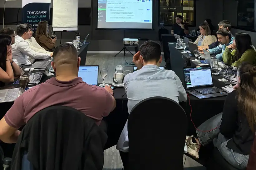 La sala del bootcamp llena, cada participante frente a su notebook y la pantalla del proyector al frente.
